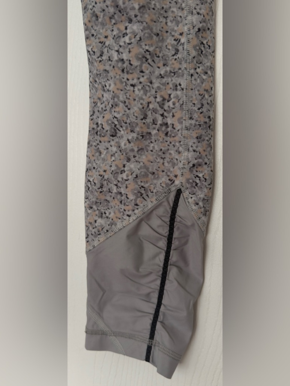 ✨ Lululemon Pace Queen Tight Size 4 Fleur Silver Spoon Cropped Leggings Size 4 - Picture 11 of 12